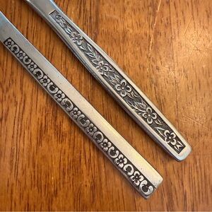 Vintage Floral Stainless Rogers Dinner Butter Knife Lot Of 2 Unique Designs Boho